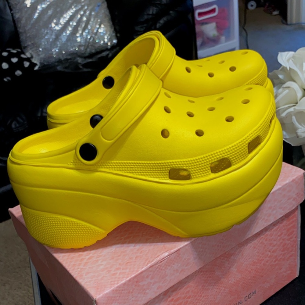 ***NEW*** Yellow platform cape Robbins